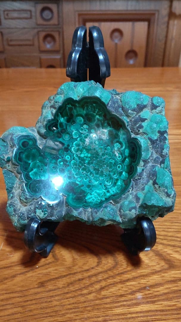 マラカイト原石（中央に球形の凹みあり）