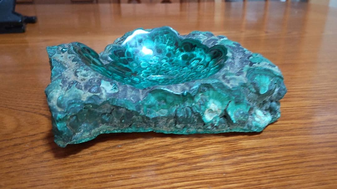 マラカイト原石（中央に球形の凹みあり）