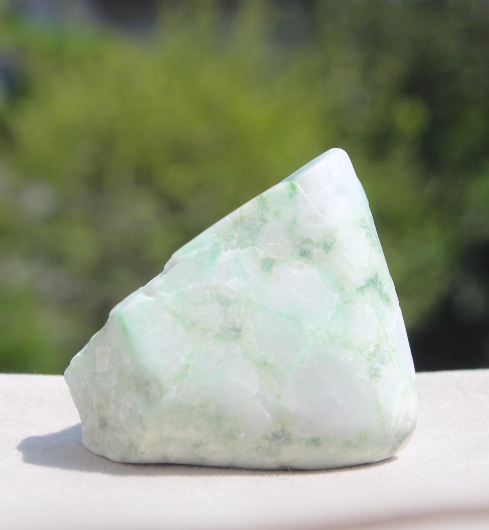 ［品のある白緑］糸魚川翡翠 圧砕系 原石 112.1g