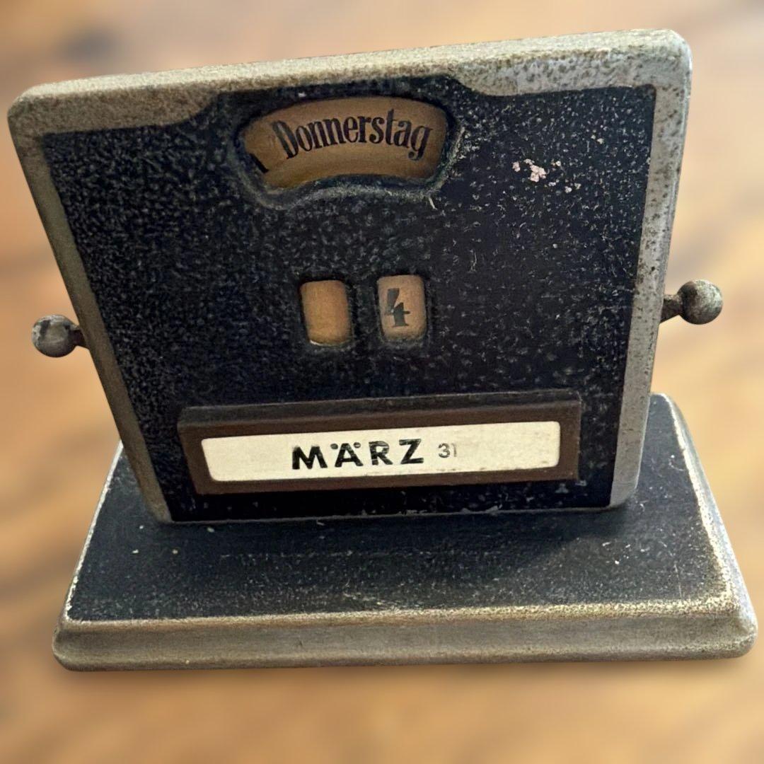 ドイツ製カレンダー アンティーク　金属製