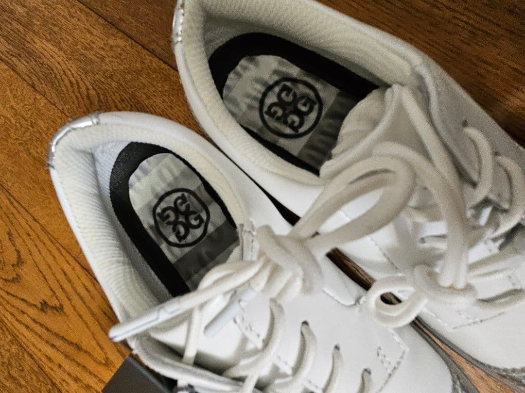 【新品】ホワイト メタリックトゥ ゴルフシューズ　ジーフォア　23センチ