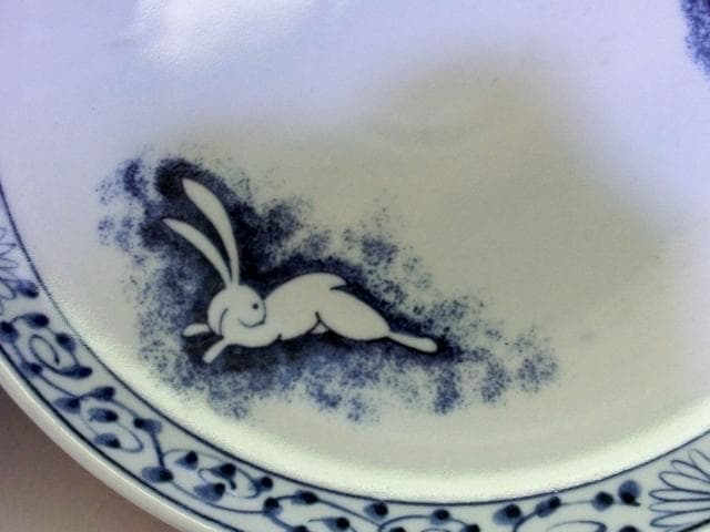 大皿■兎紋「春白兎」江戸期 染付 花唐草 吹き墨 二重高台 時代物 骨董品■