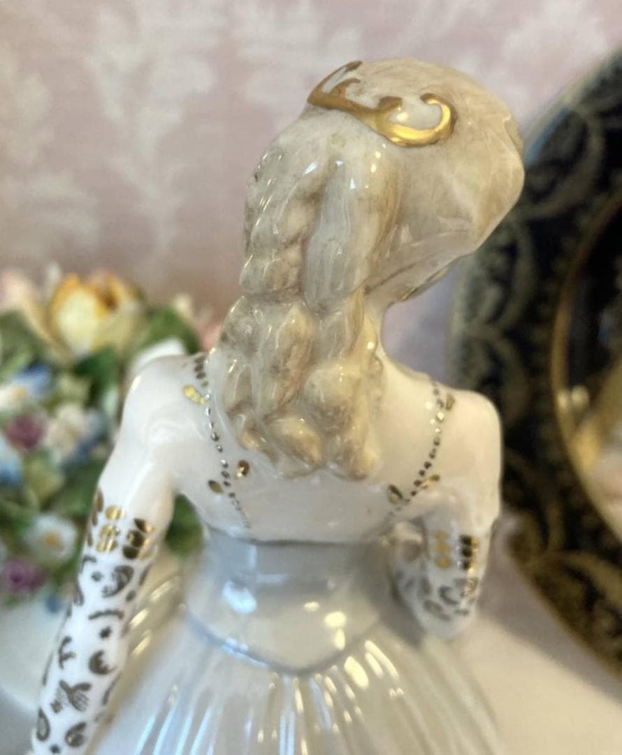 【限定品】ロイヤルウースター フィギュリン 陶器人形 パール シルバー ドレス