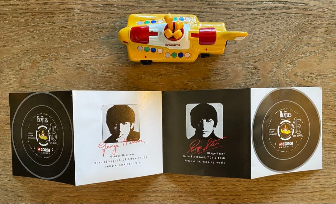 コーギー ミニカー The Beatles イエローサブマリン フィギュア付