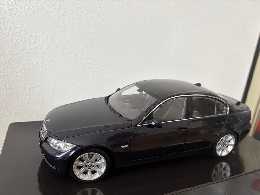 Kyosho  330i Sedan 1:18 ダイキャスト