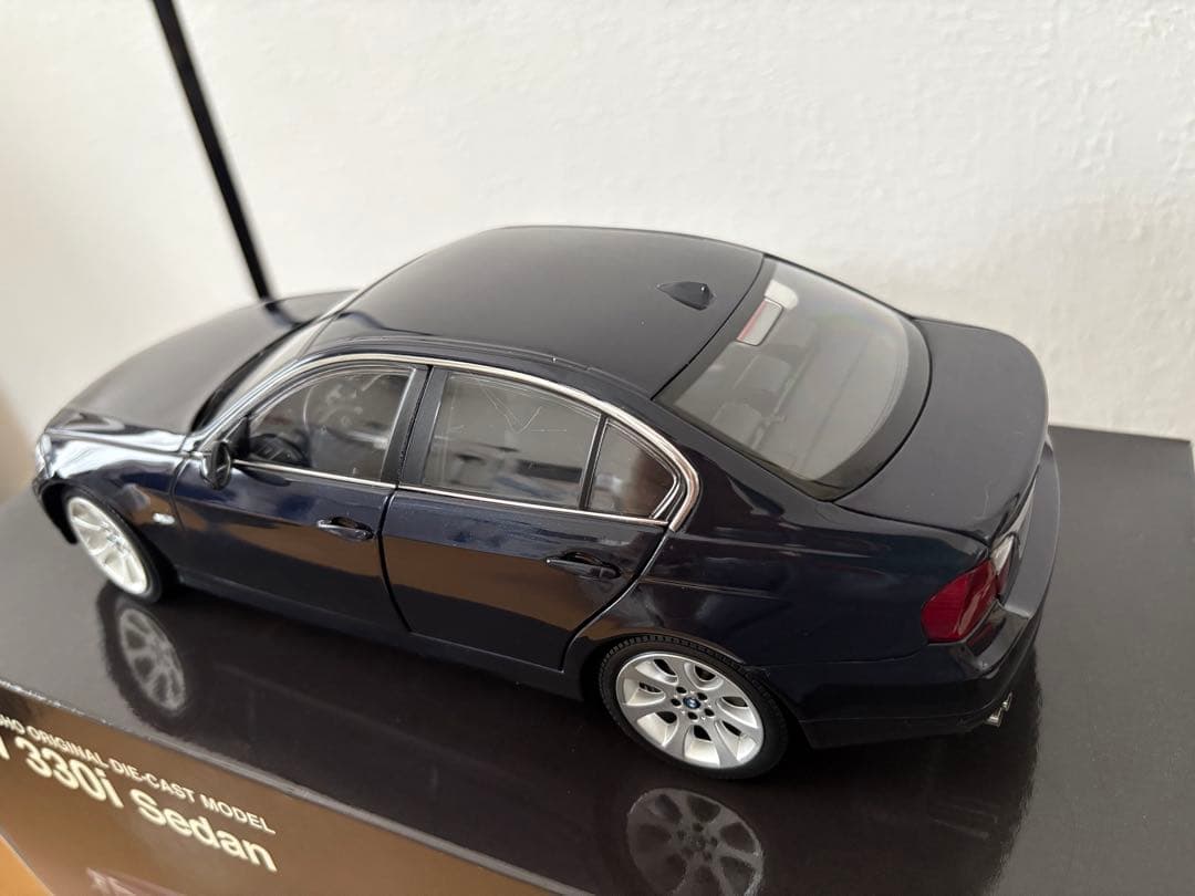 Kyosho  330i Sedan 1:18 ダイキャスト