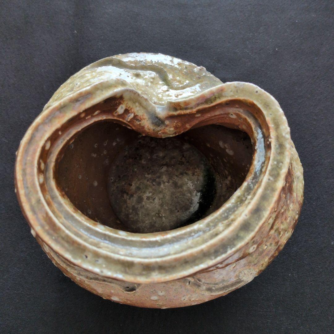 独特の曲線を持つ陶器