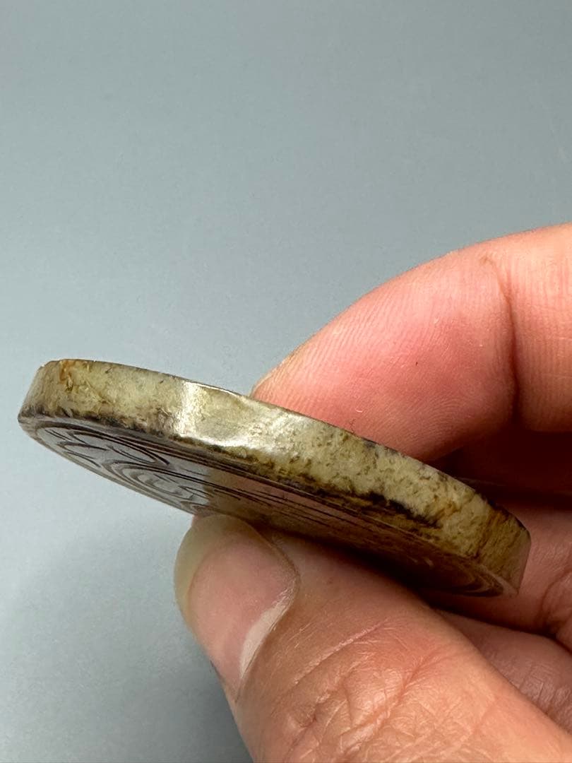 彫刻円盤 2個セット ループタイ　和田玉　古砡　白砡　根付　天然素材 置物骨董