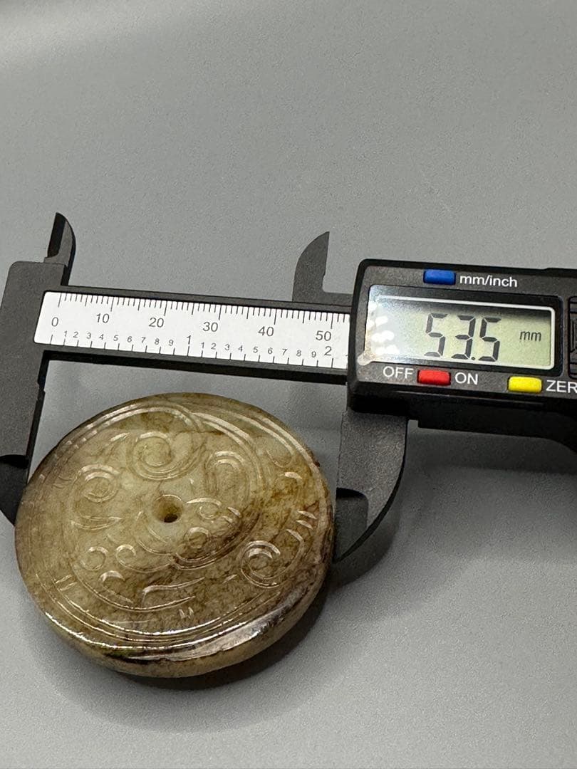 彫刻円盤 2個セット ループタイ　和田玉　古砡　白砡　根付　天然素材 置物骨董