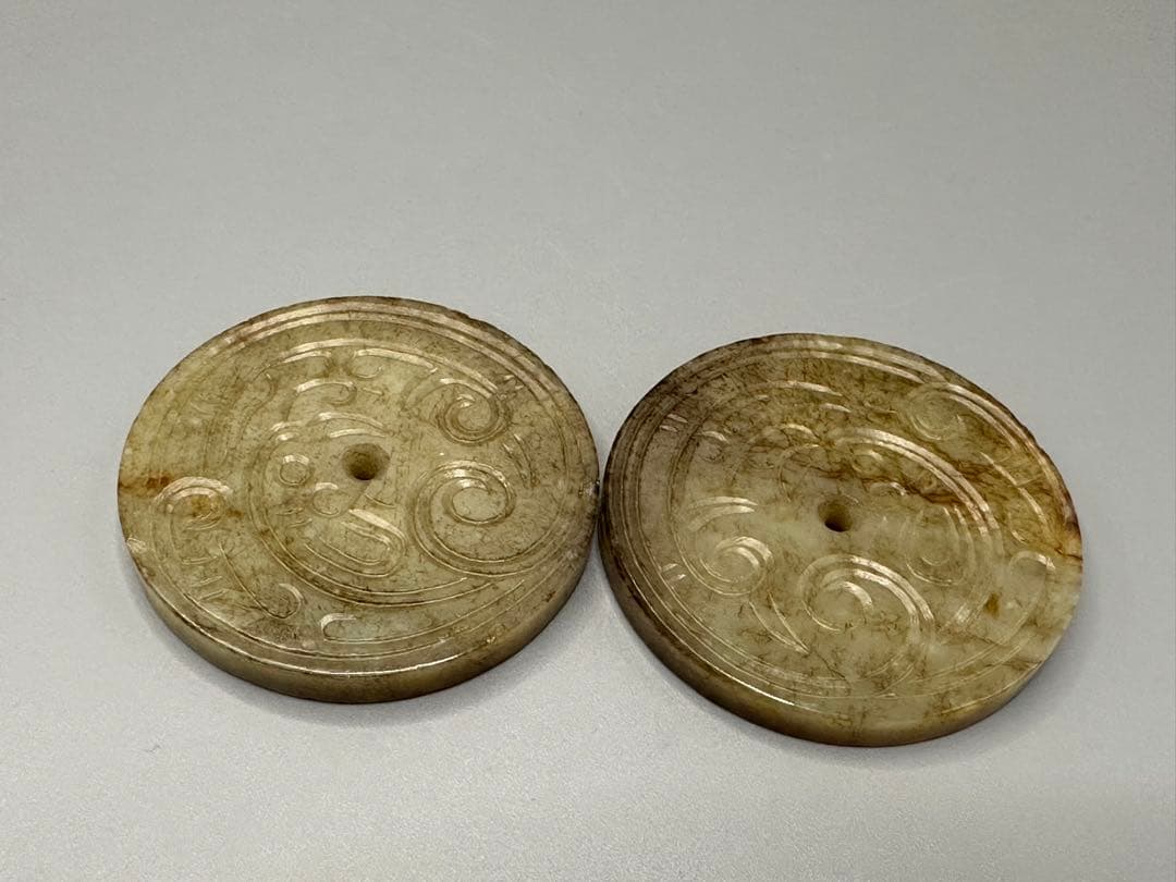 彫刻円盤 2個セット ループタイ　和田玉　古砡　白砡　根付　天然素材 置物骨董