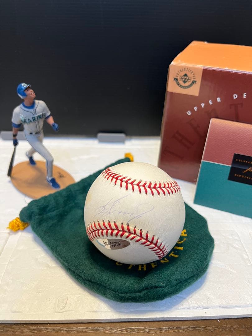 【UDA】ケン・グリフィーJr.直筆サインボール &ミニフィギュアset