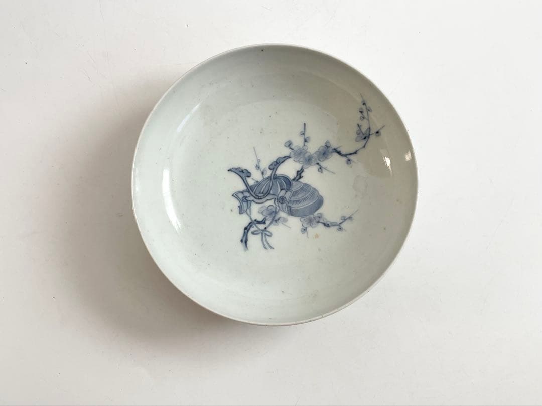 骨董　アンティーク　平戸　三川内　染付　梅に兜図　皿　丸皿　甲冑