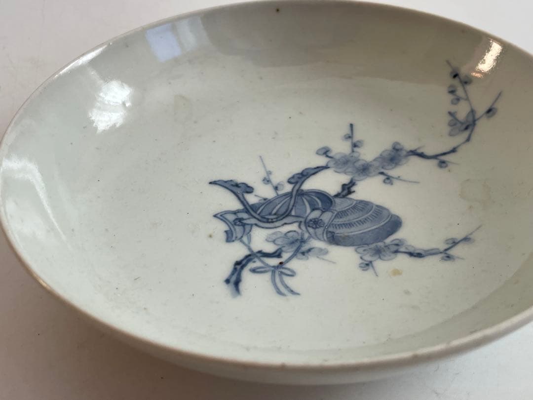 骨董　アンティーク　平戸　三川内　染付　梅に兜図　皿　丸皿　甲冑