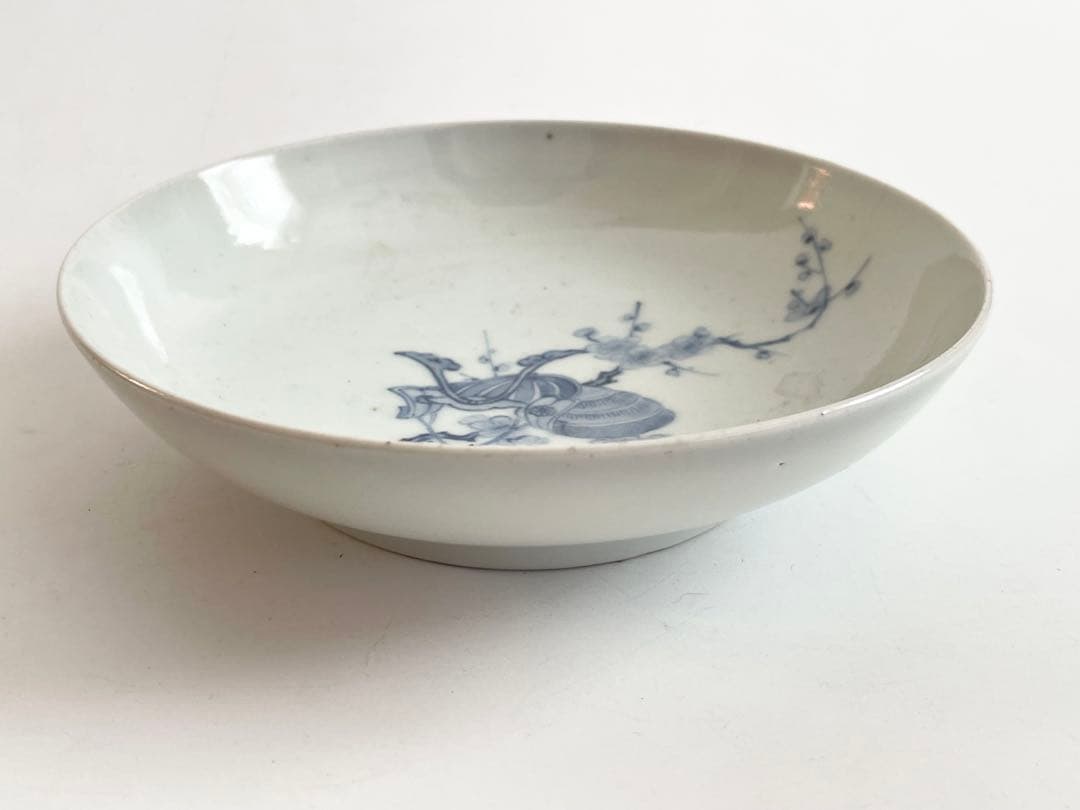 骨董　アンティーク　平戸　三川内　染付　梅に兜図　皿　丸皿　甲冑