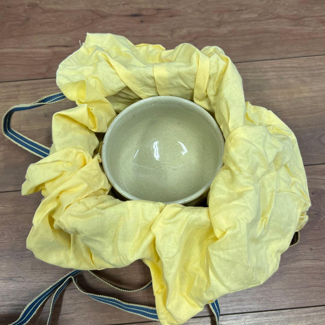 手書き文字のベージュ茶碗