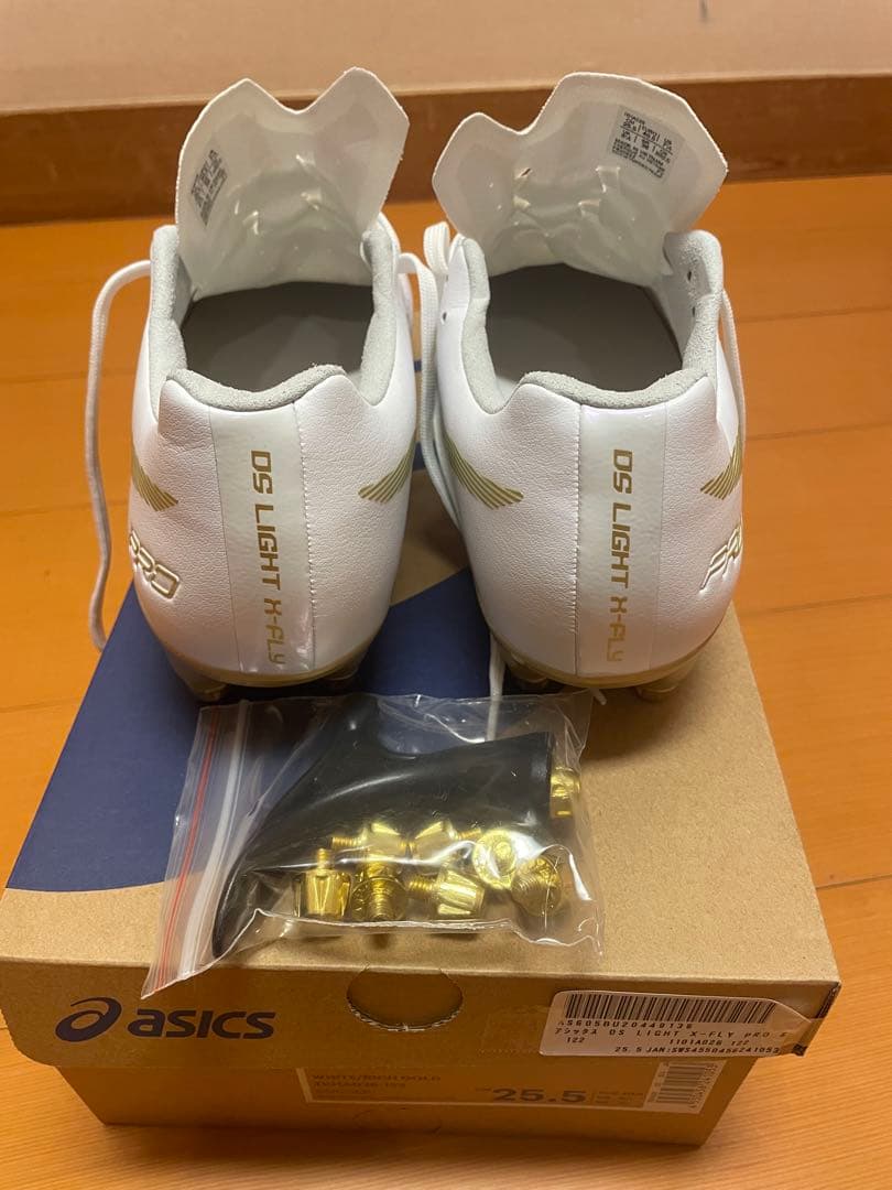ASICS サッカースパイクホワイト/ゴールド25.5cm