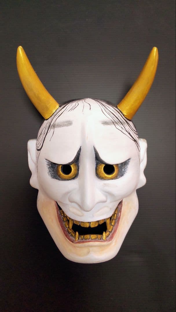 伝統的な能面 金色の角