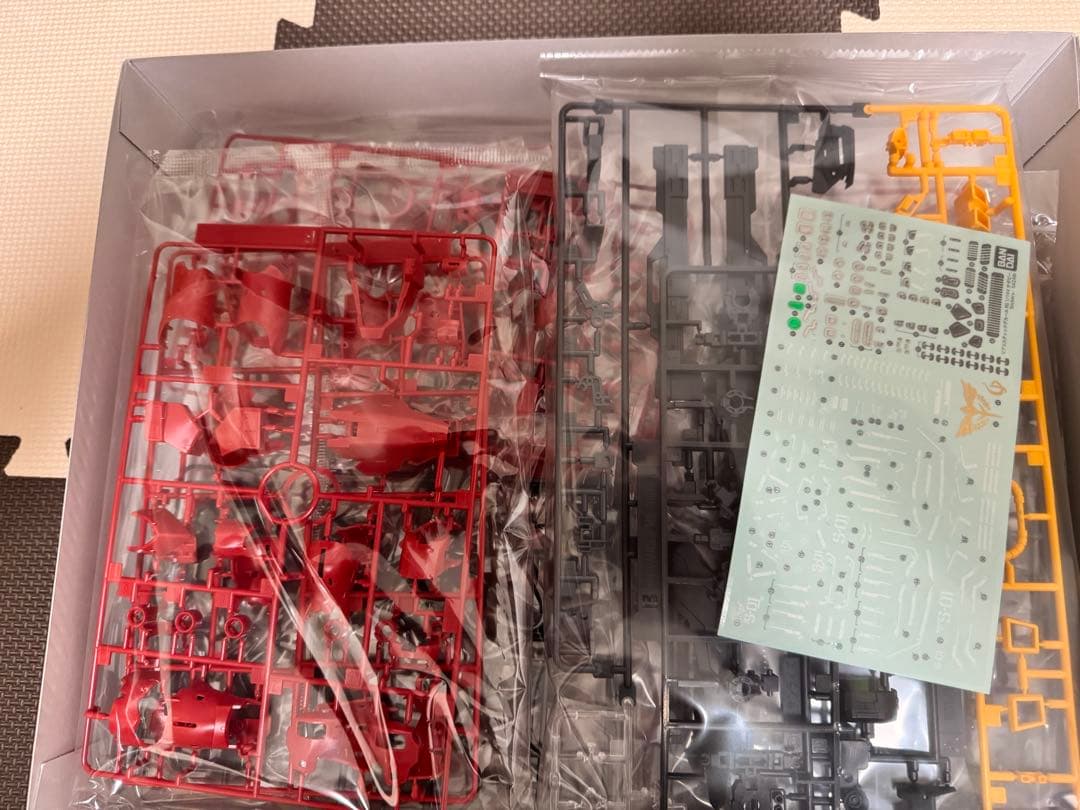 RG サザビー(外箱破れあり)&RG νガンダム