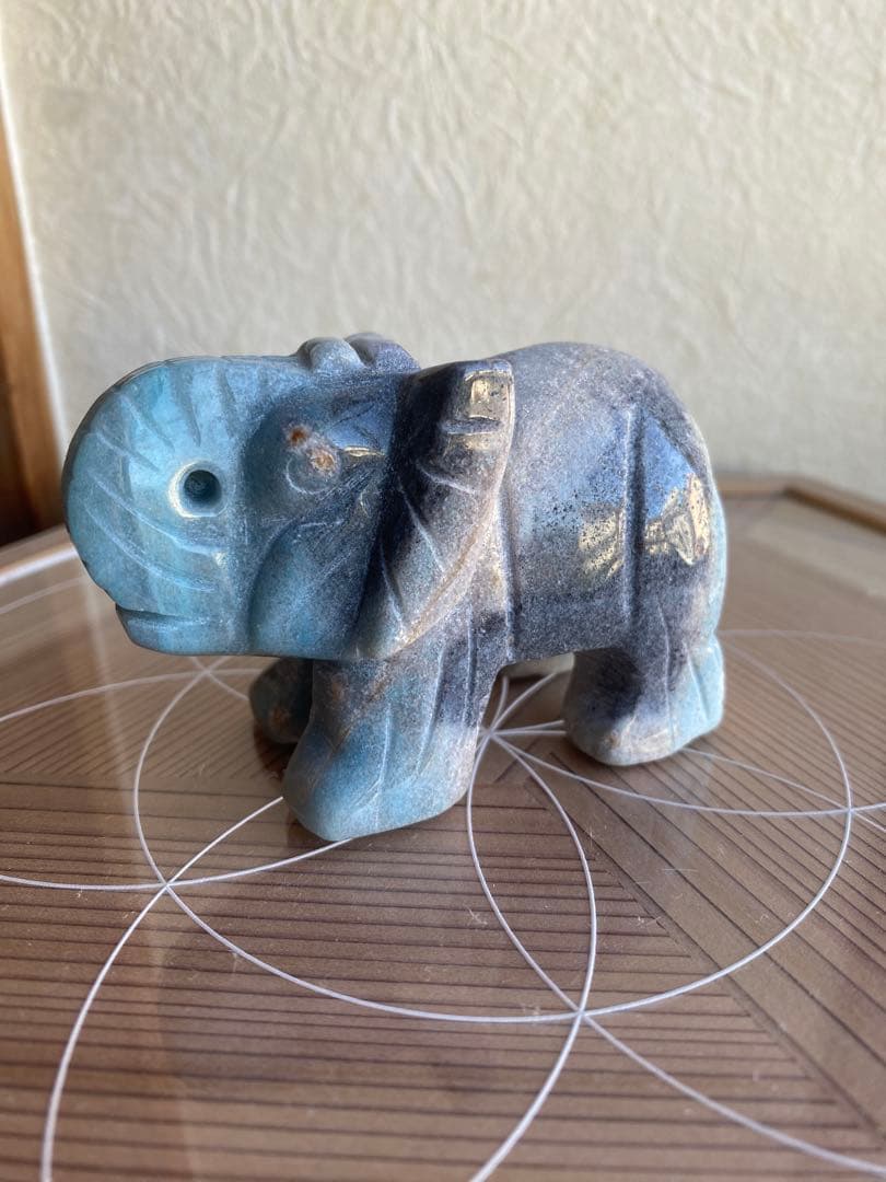 天然石　トロレアイトの象