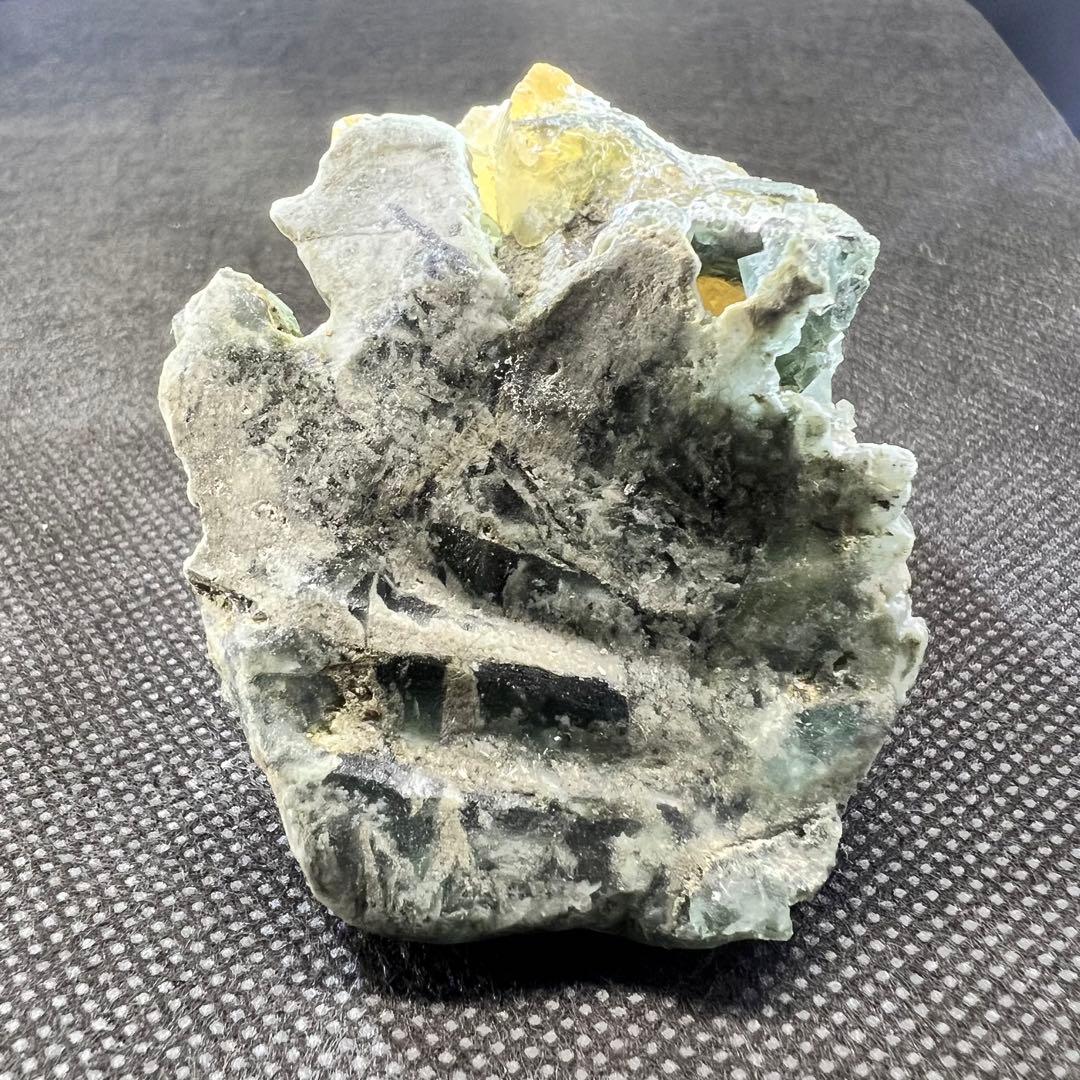 ヤオガンシャン産　カルサイト共生　ブルーグリーンフローライト　母岩あり