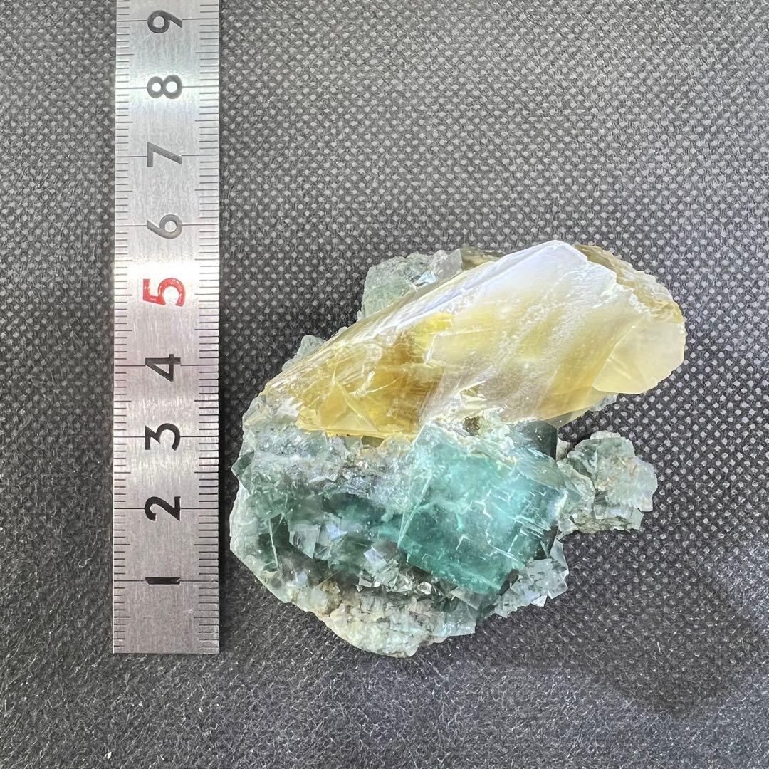 ヤオガンシャン産　カルサイト共生　ブルーグリーンフローライト　母岩あり