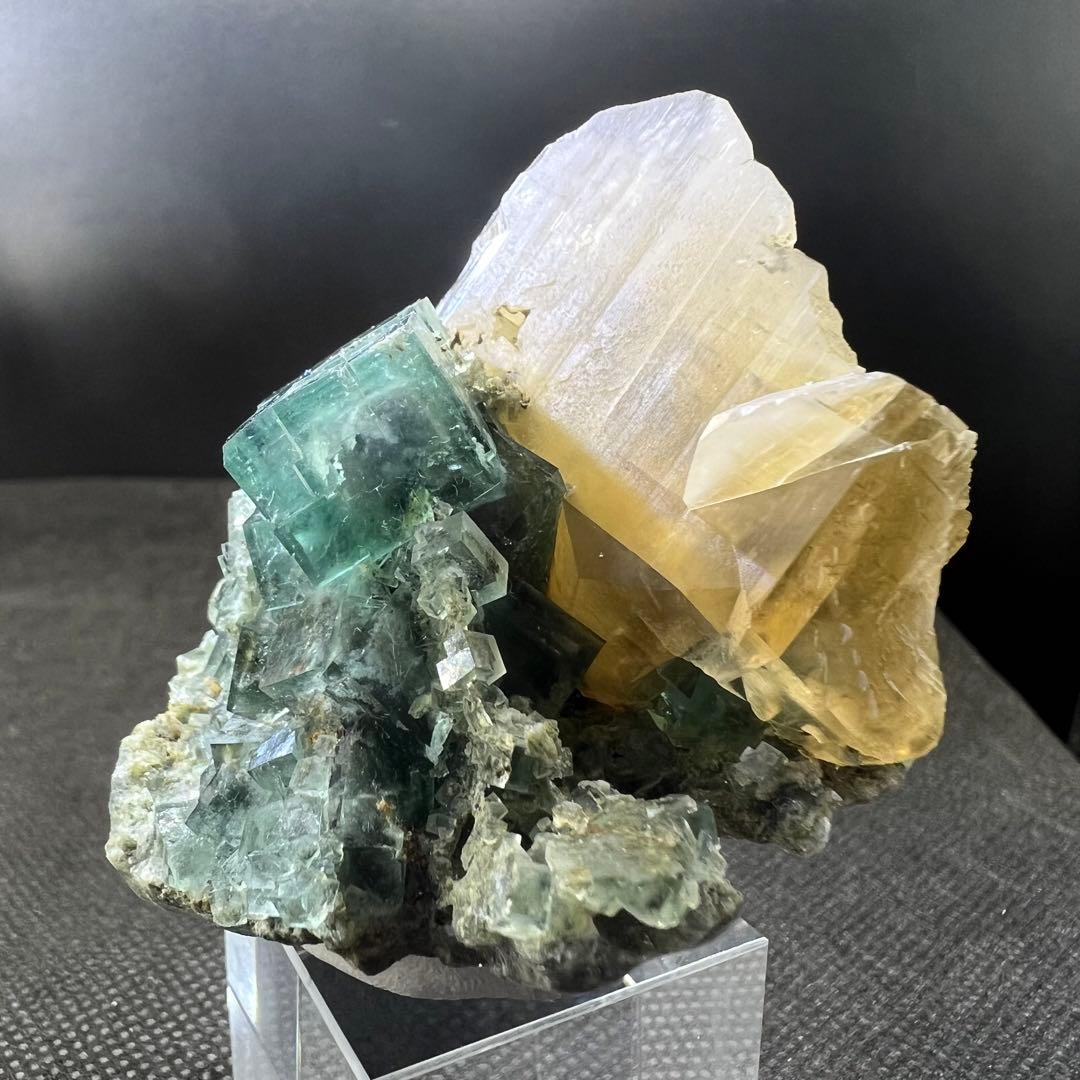 ヤオガンシャン産　カルサイト共生　ブルーグリーンフローライト　母岩あり