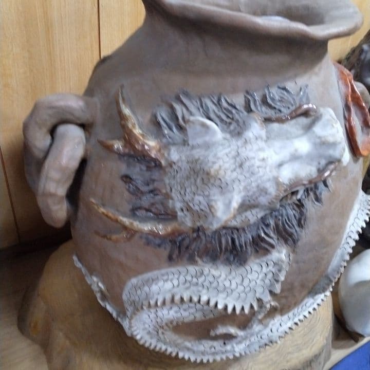獅子と龍の彫刻陶器壺