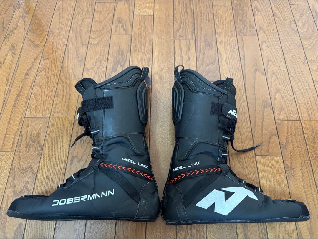 Nordica DOBERMANN 5 RD Sのブラックスキーシューズ。