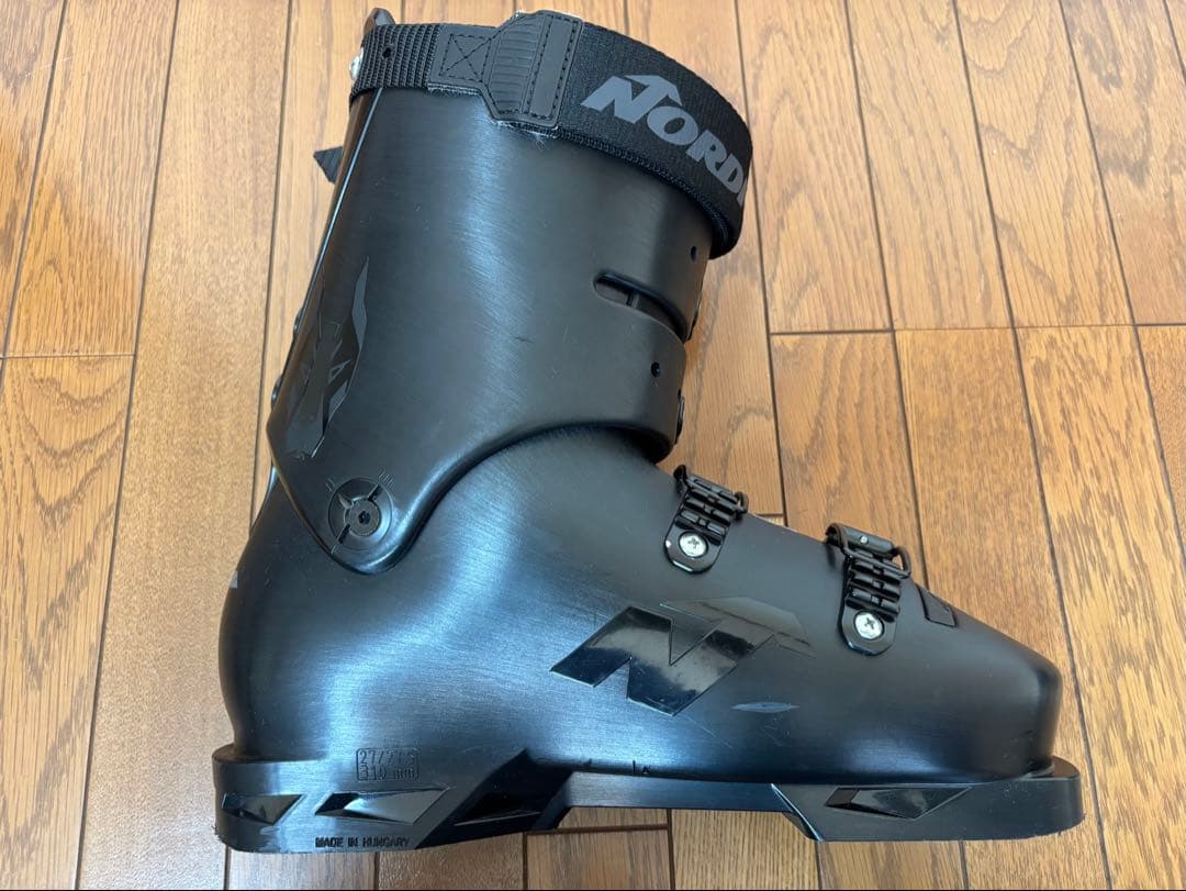 Nordica DOBERMANN 5 RD Sのブラックスキーシューズ。