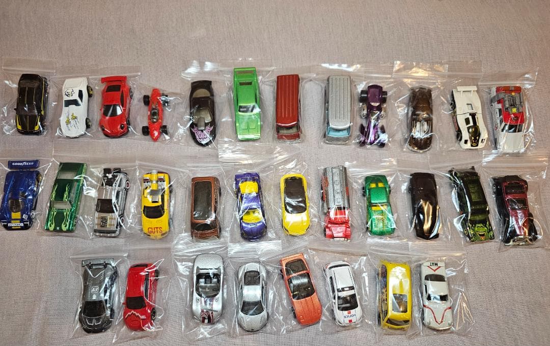 合計235 台のミニカー