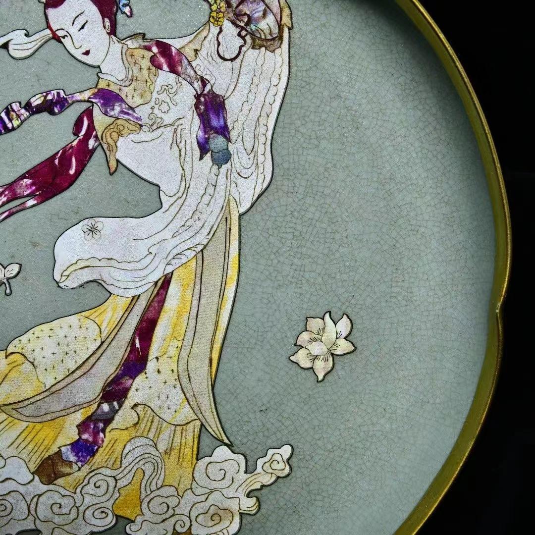 中国古美術・旧蔵の貝殻を鎏金で飾った陶磁器、侍女の文様が施された葵口洗・5x30