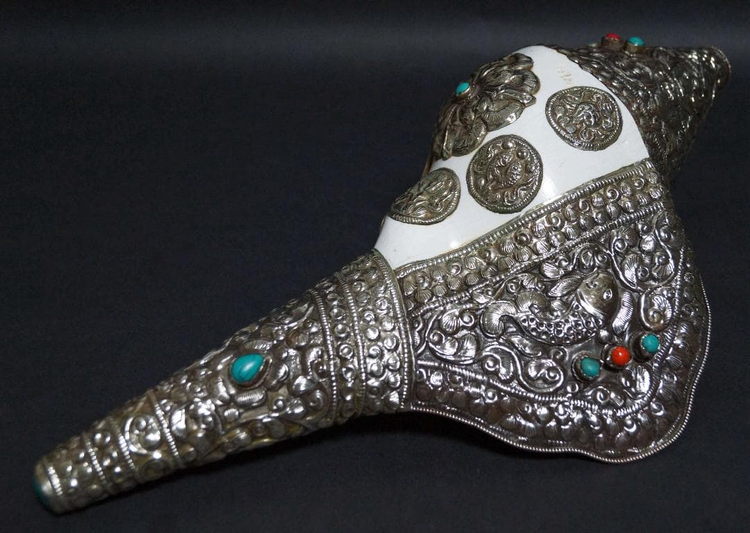 オールドチベット法具大型左巻法螺貝純銀巻きターコイズコーラル象嵌手造り打出し装飾