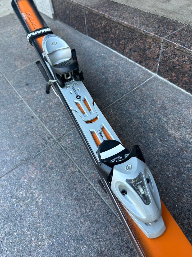 スキーウェア、スキー板、スキー靴、スキースティック