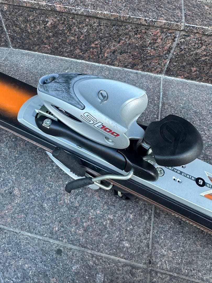 スキーウェア、スキー板、スキー靴、スキースティック