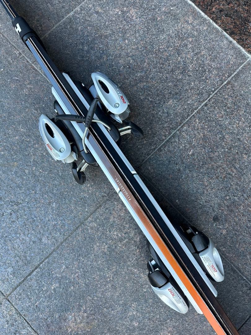 スキーウェア、スキー板、スキー靴、スキースティック