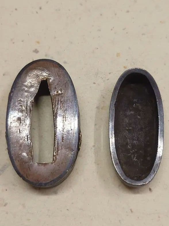 縁頭、赤銅魚子地に梅華図