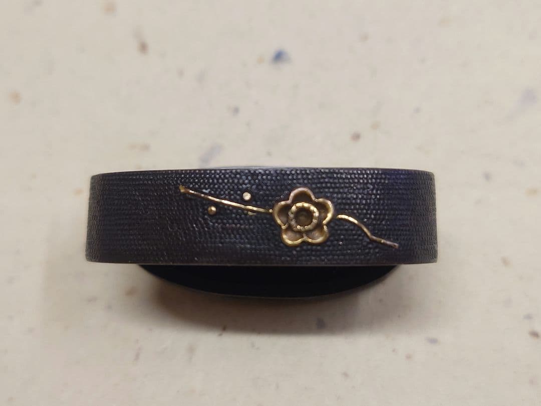 縁頭、赤銅魚子地に梅華図