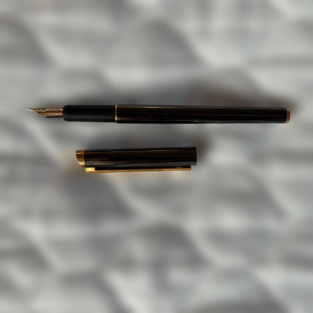 セールDunhill 黒色 金属製 万年筆 ゴールドアクセント