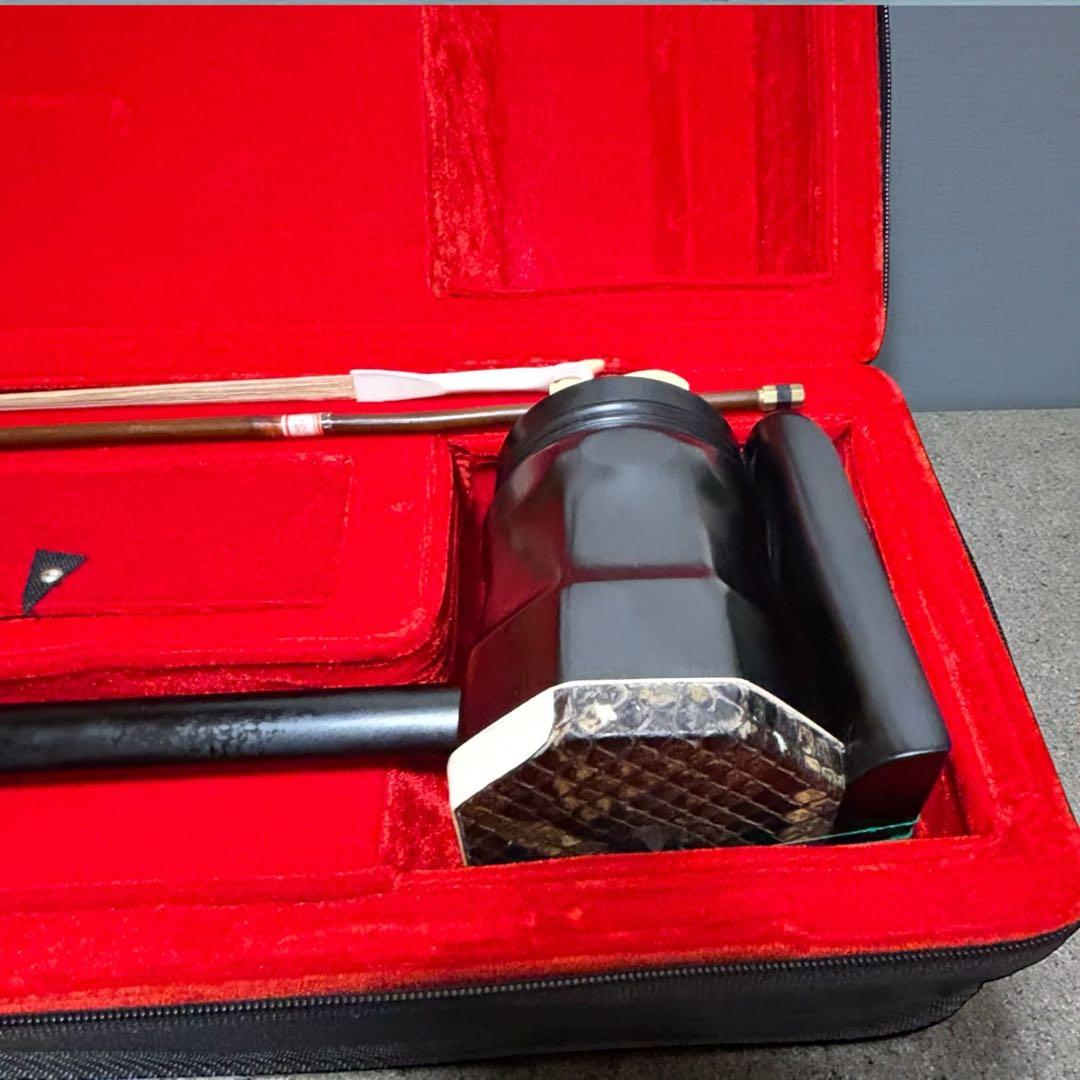 美品✨二胡 木製 蛇皮良好 琴筒内 印あり 弓・ケース（オマケ）付 中国楽器
