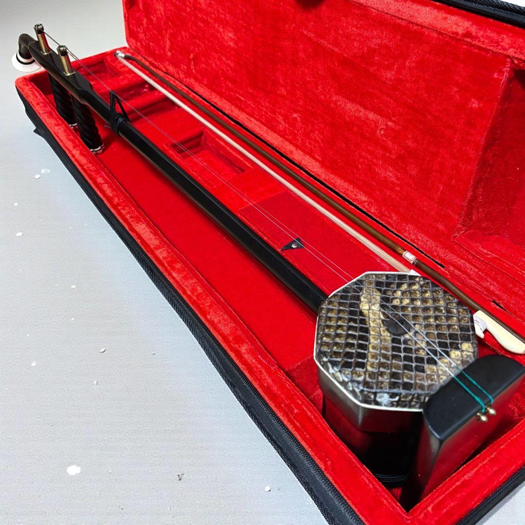 美品✨二胡 木製 蛇皮良好 琴筒内 印あり 弓・ケース（オマケ）付 中国楽器