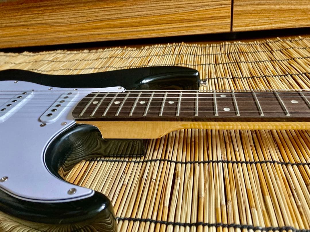 ☆再値下断行☆　ノーブランド　軽量、ネック太め、新機能満載のST