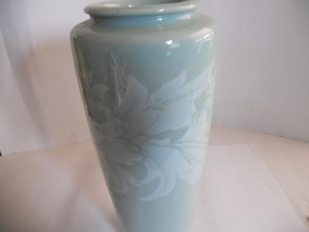 青磁 陽刻模様 青磁堀 造 牡丹画 花瓶 です。