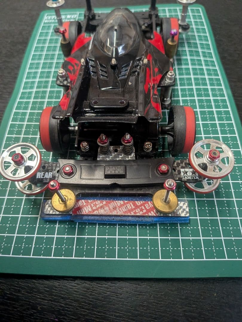 ミニ四駆 黒/赤 軽量シャーシ