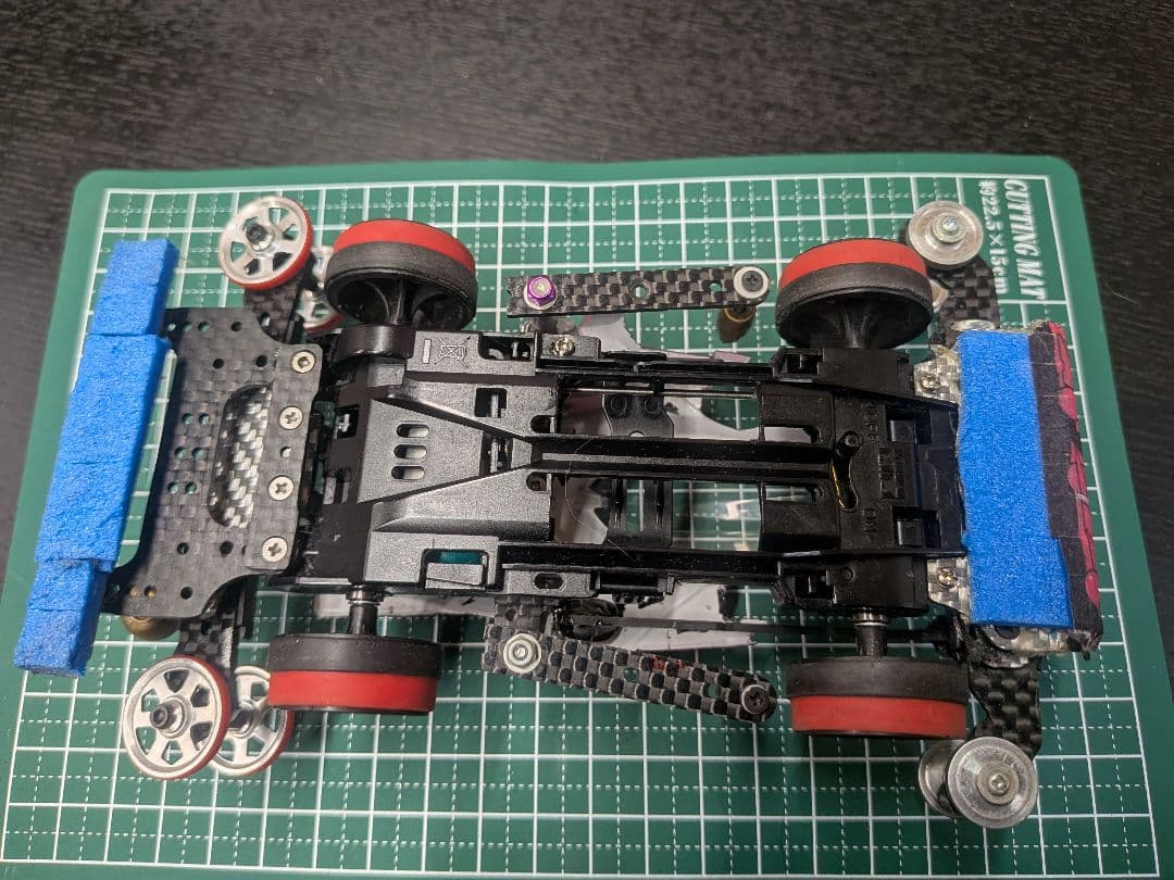 ミニ四駆 黒/赤 軽量シャーシ