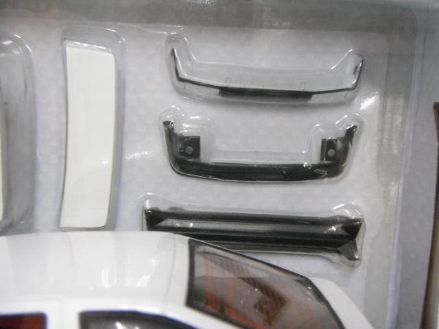 DISM 1/24 トヨタ AE86 カローラ レビン 前期 1983年式