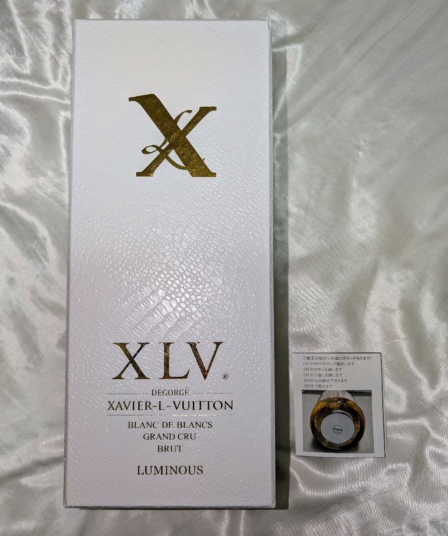 ルイ・ヴィトン シャンパン 新品箱付き、チャーム、光るボトル。