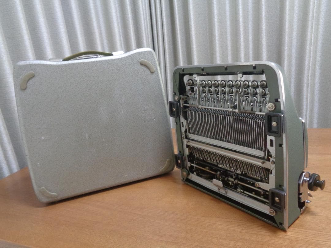 完動品　Olympia SM3 De Luxe　オリンピアタイプライター