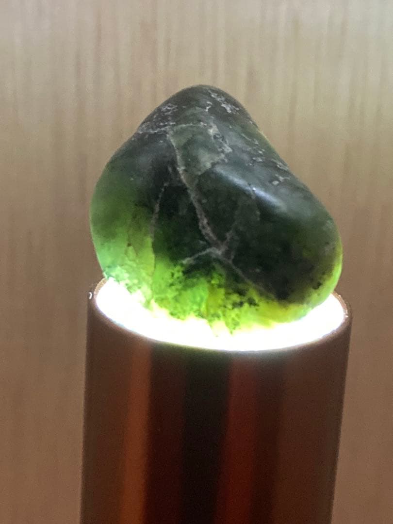 【極上の手触り】糸魚川翡翠 原石 6.8g ツルツル 透過あり お守り 石肌美