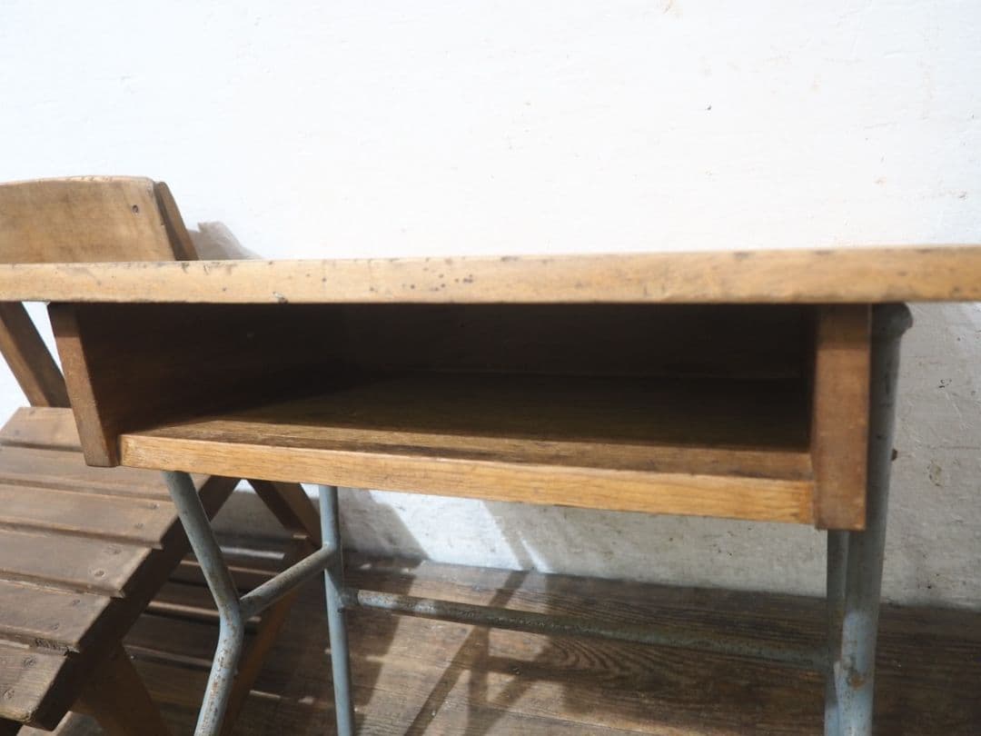 1323 ①ヴィンテージ　レトロな学校机と椅子　テーブル　イス　古家具　子供用