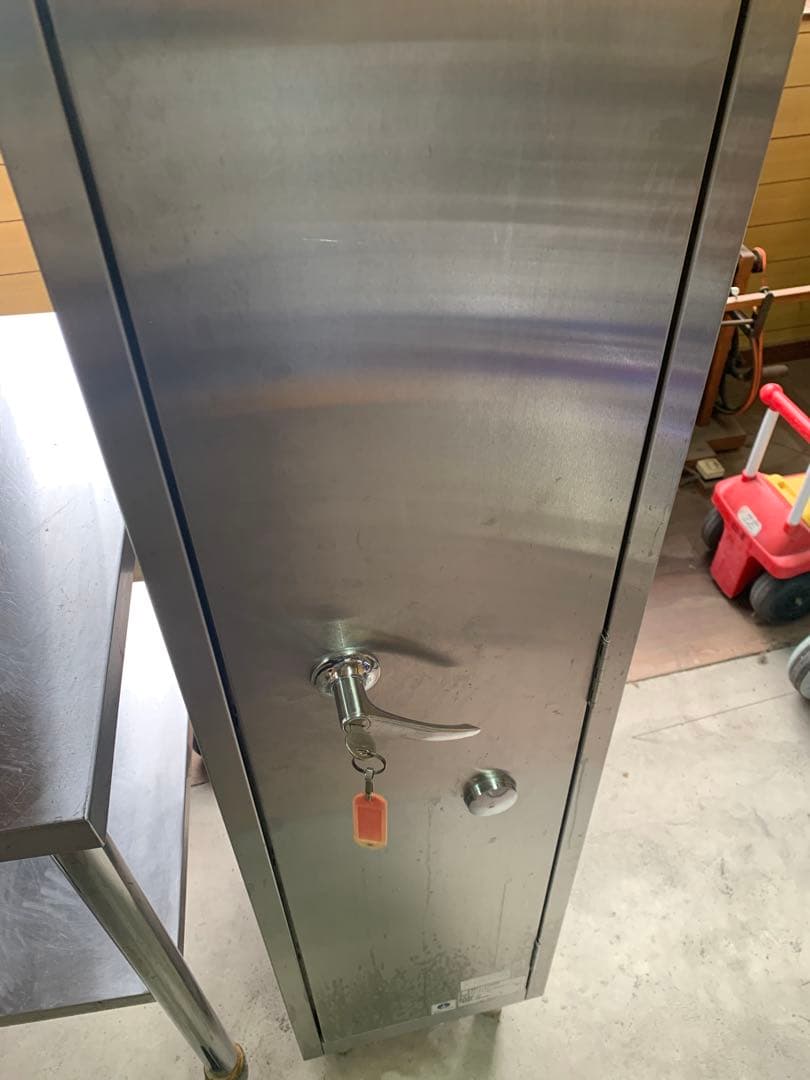 プロ用包丁、まな板殺菌庫。殺菌灯4本付き